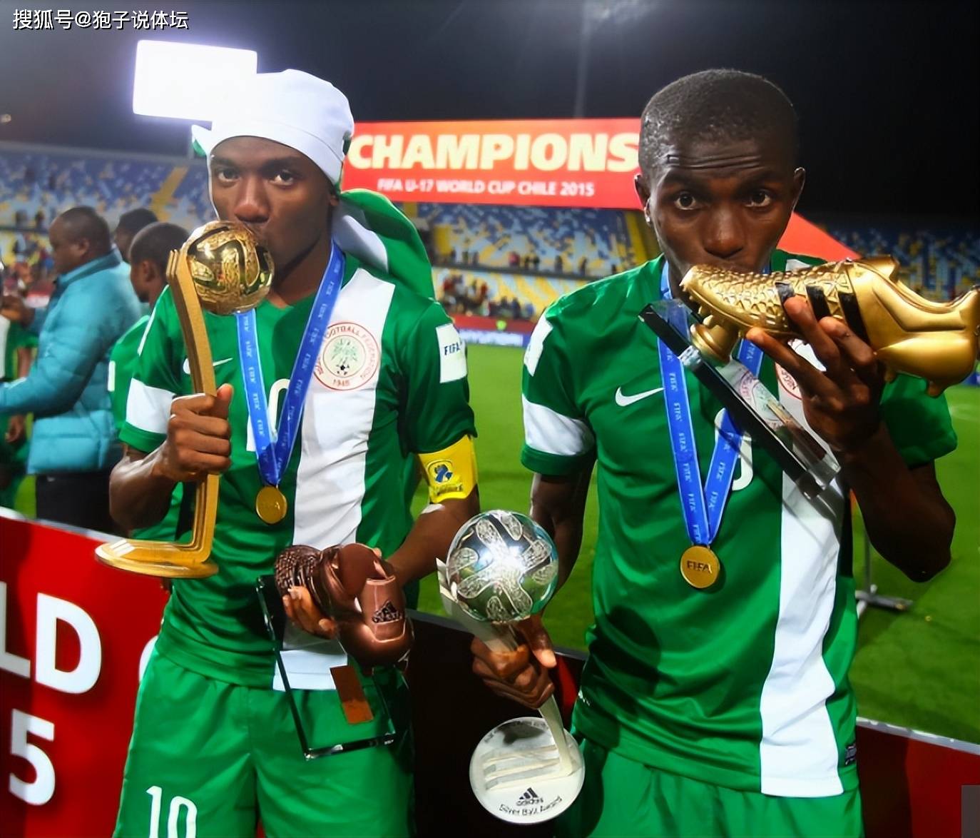 菲尼克斯太阳季后赛小胜莱比锡,奥斯梅恩砍下22记关键球,全场沸腾的简单介绍